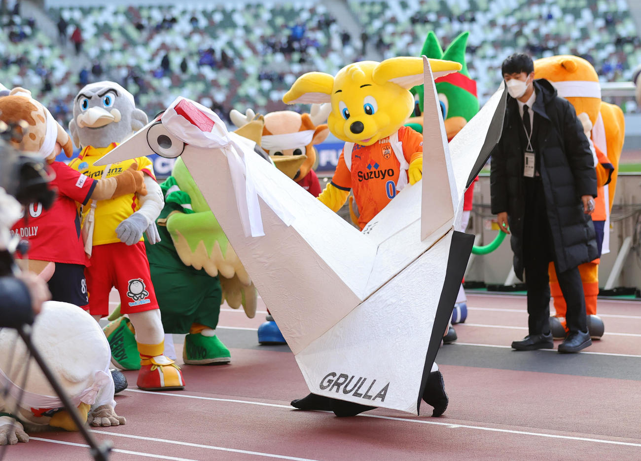 横浜対甲府　試合後のマスコット運動会で、PKをラボーナで蹴るも失敗し崩れ落ちる盛岡のキヅール（撮影・野上伸悟）