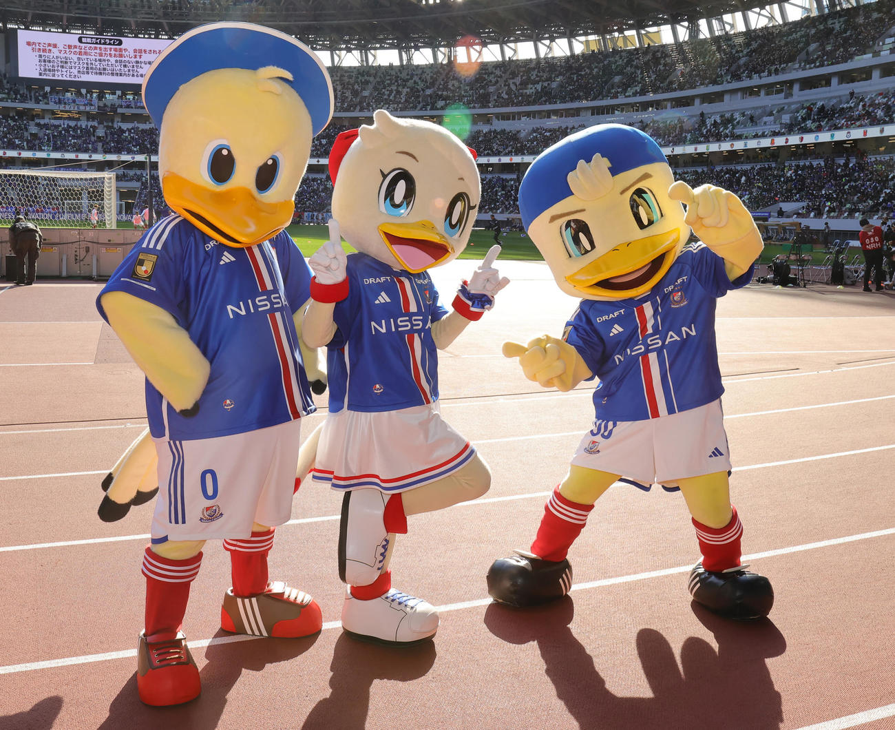 2023Jリーグマスコット総選挙で優勝し喜ぶ横浜のマリン（中央）。左は22年優勝のマリノス君、右は20年優勝のマリノスケ（撮影・野上伸悟）