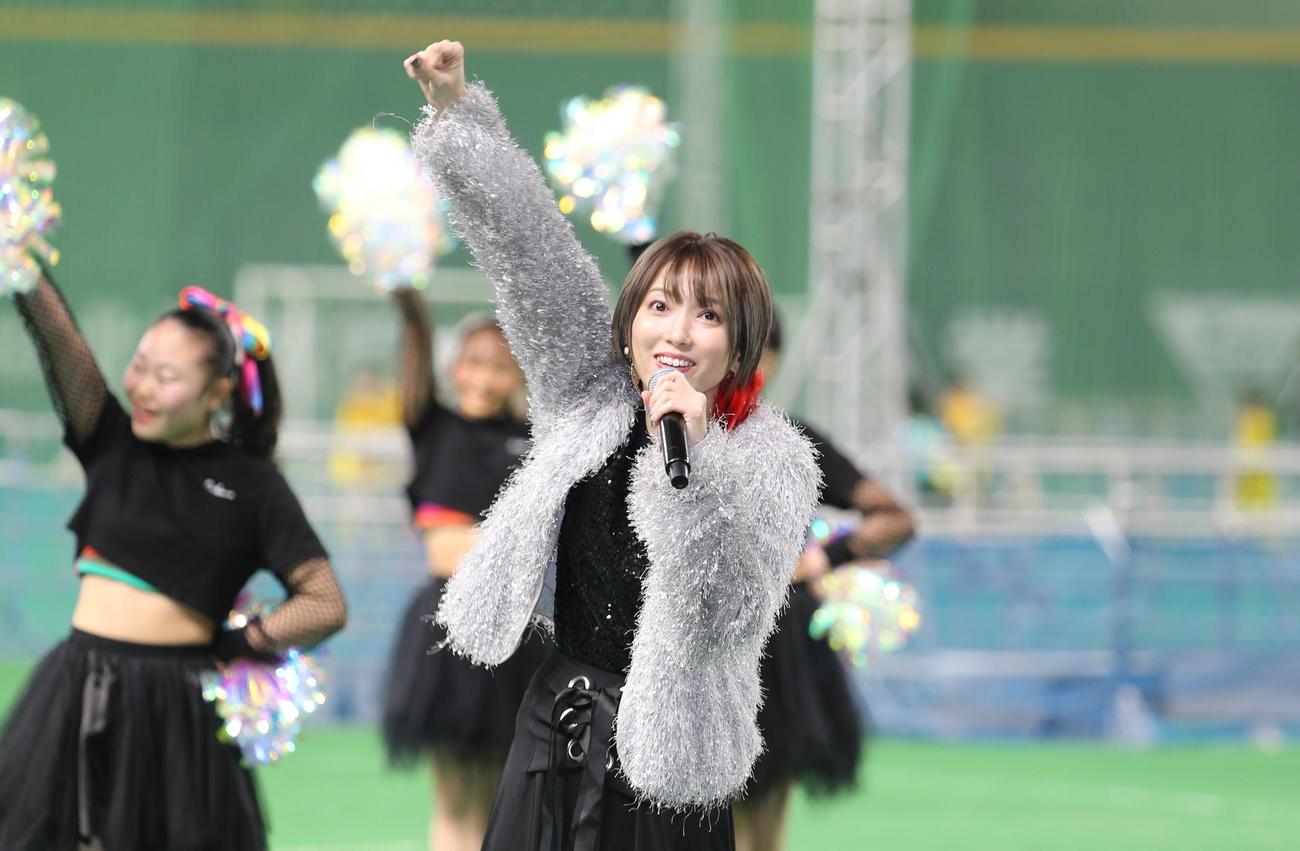 北海道サッカー協会の公式応援ソング「Heat Up」を歌唱するRune（撮影・中島洋尚）
