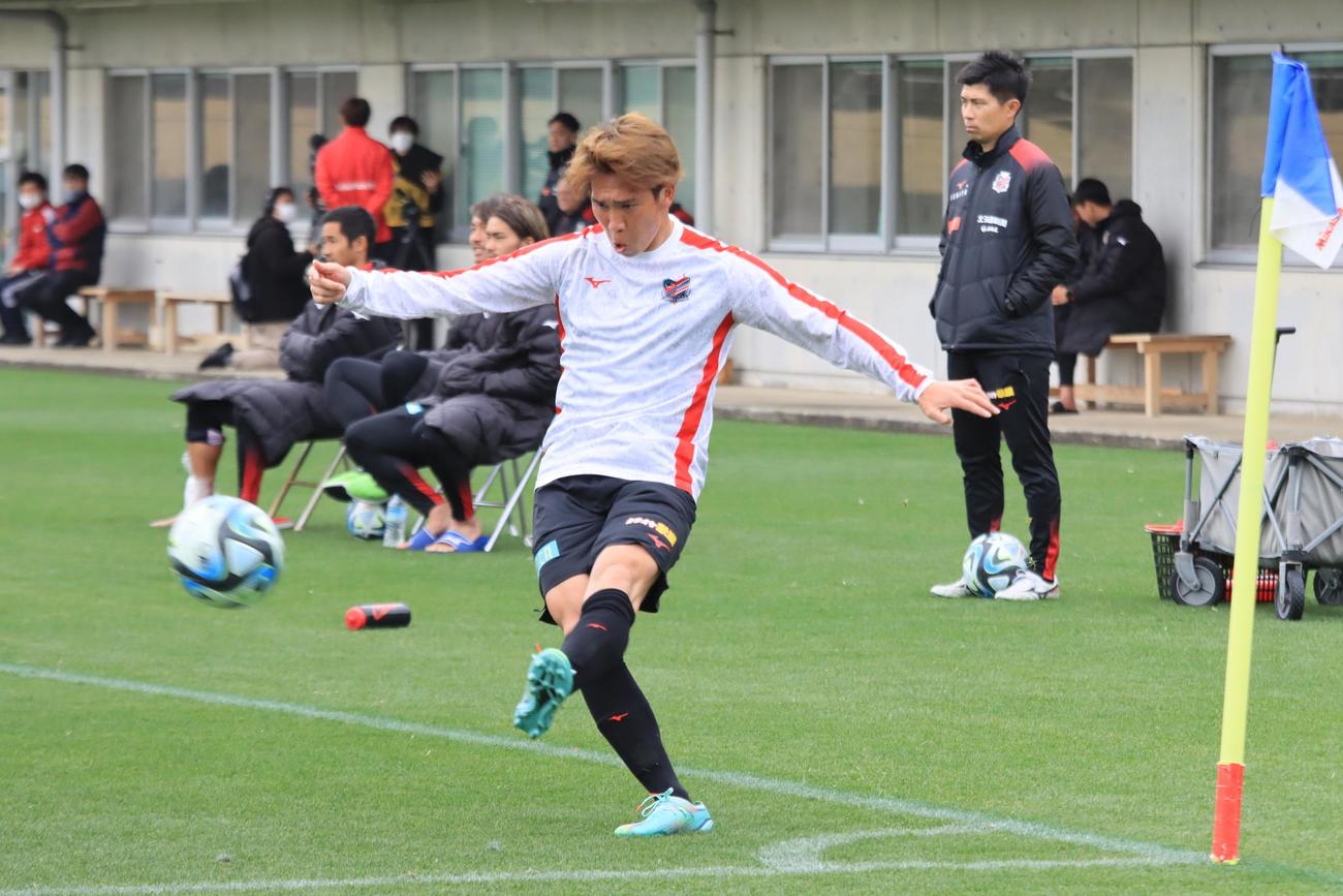 熊本との練習試合でCKのキッカーを務める札幌浅野（撮影・保坂果那）