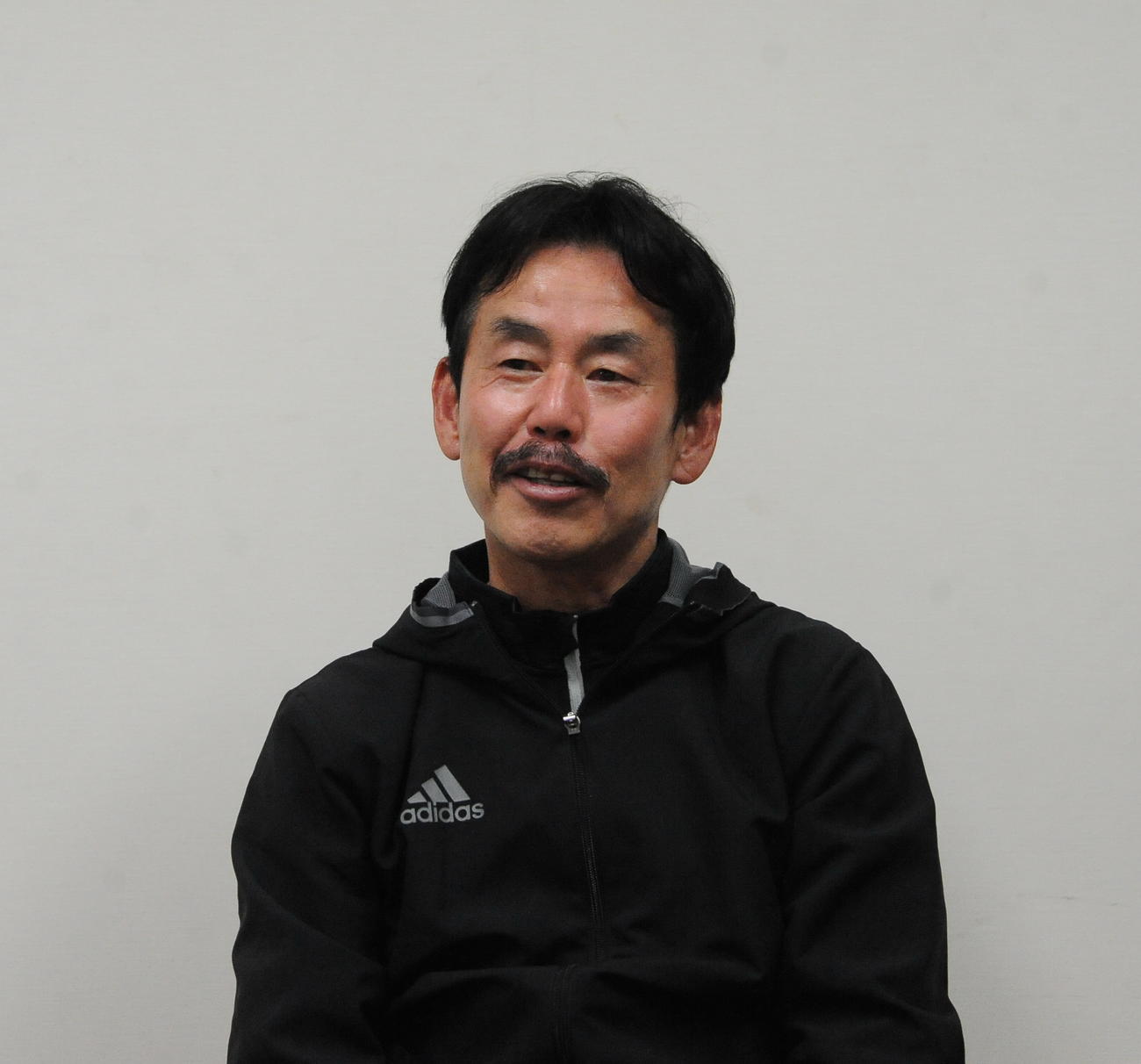 取材に応じる佐熊監督（1月19日撮影）