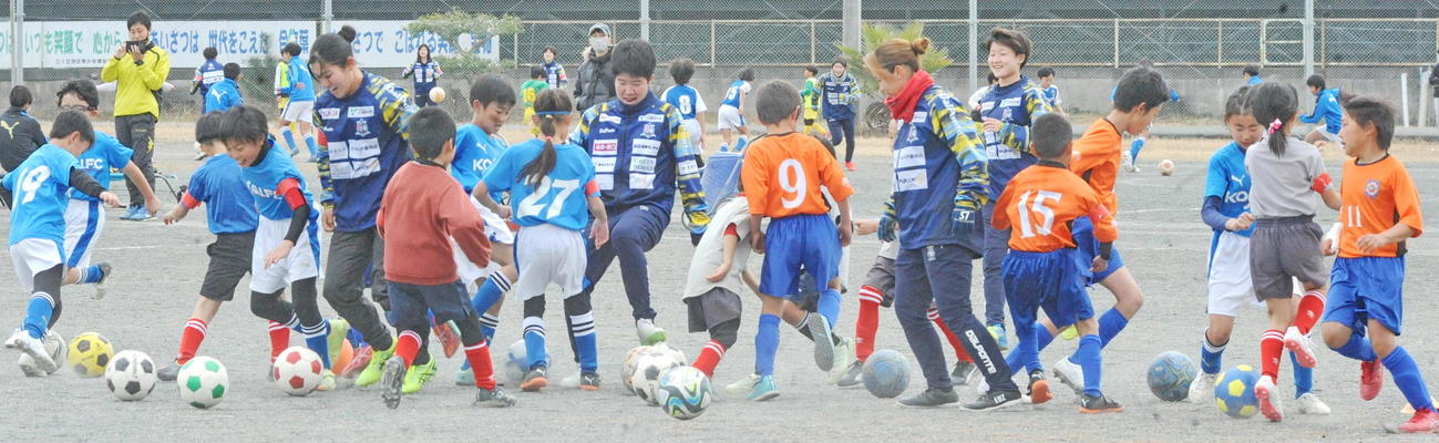 静岡SSUボニータの選手と、ボールを奪い合う子供たち　