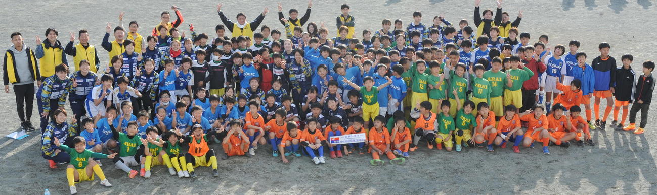 静岡SSUボニータの選手と記念撮影に納まる子供たちと大会関係者ら