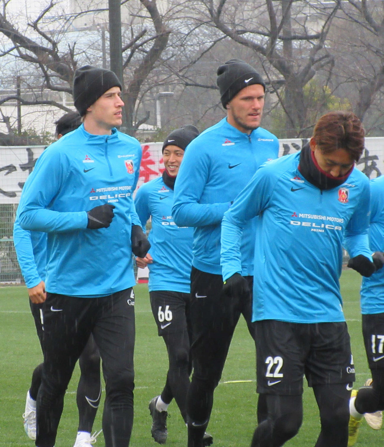ランニングを行う浦和DFショルツ（中央）とDFホイブラーテン（左）（撮影・磯綾乃）
