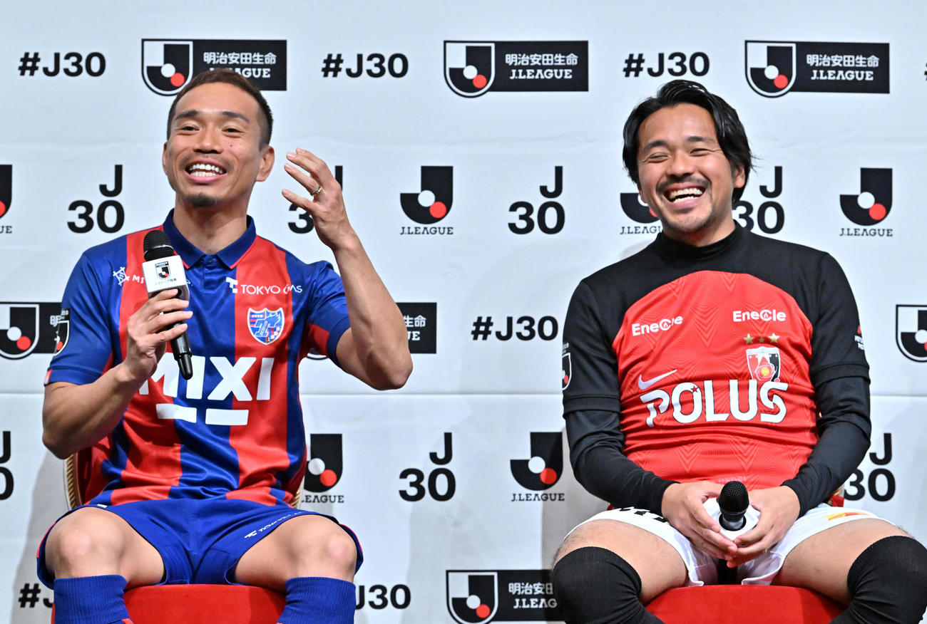 会見で笑顔を見せる東京長友（左）と浦和興梠（代表撮影）
