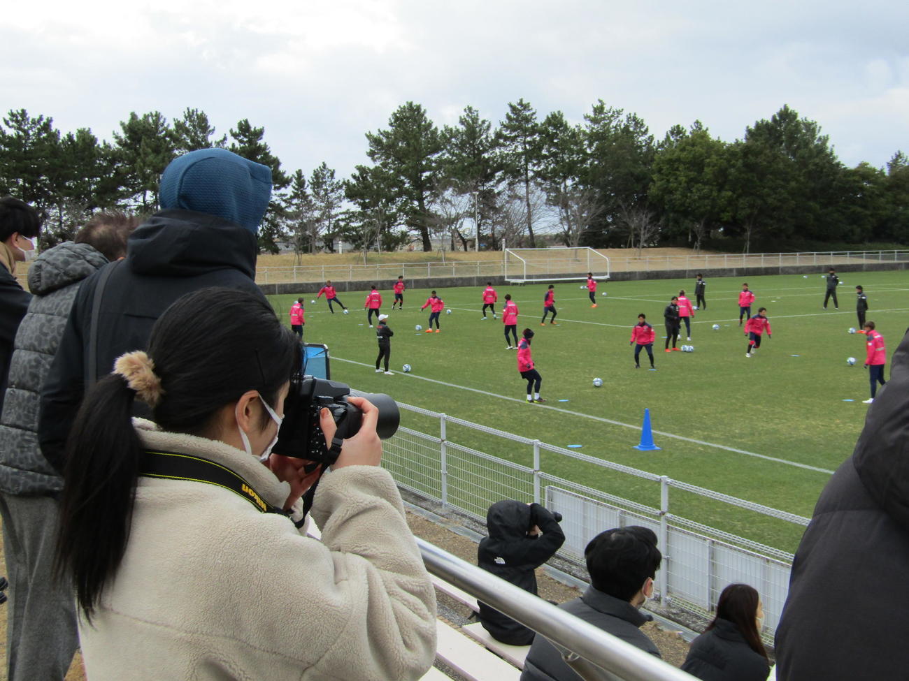 復帰後、初めて一般公開された練習に臨んだC大阪香川（中央手前）。多くのファンが見学に集まった