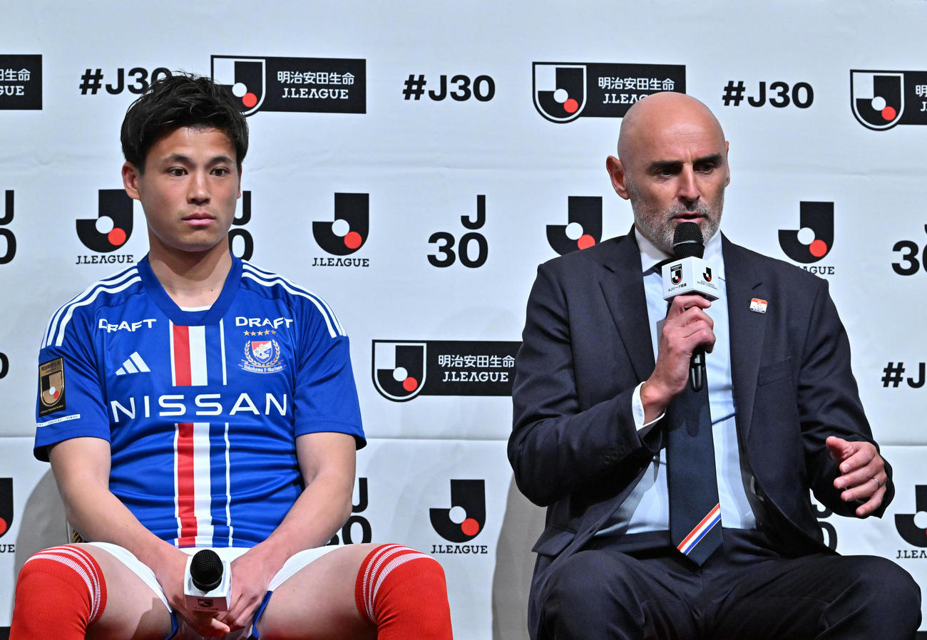 会見で意気込みを語る横浜マスカット監督。左は宮市（代表撮影）