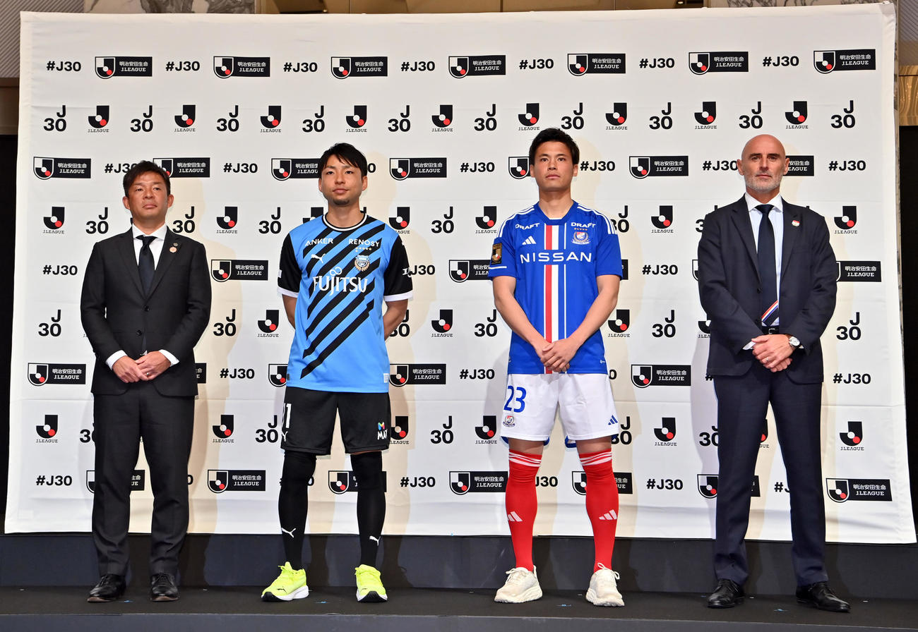 会見に臨む（左から）川崎鬼木監督、小林、横浜宮市、マスカット監督（代表撮影）