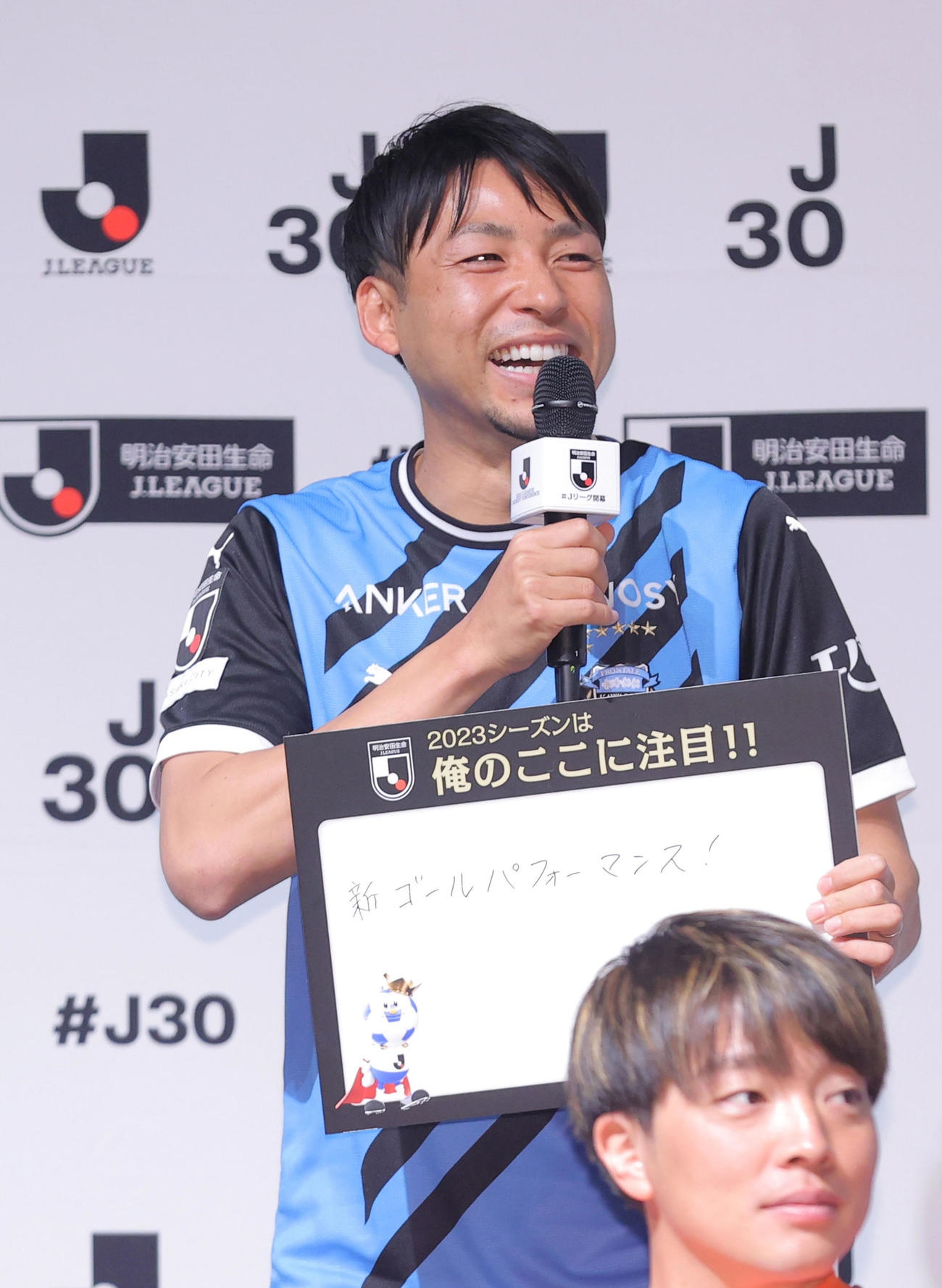 今シーズンの注目ポイントを話す川崎小林（代表撮影）