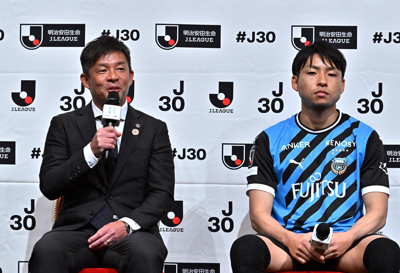 会見で意気込みを語る川崎鬼木監督。右は小林（代表撮影）