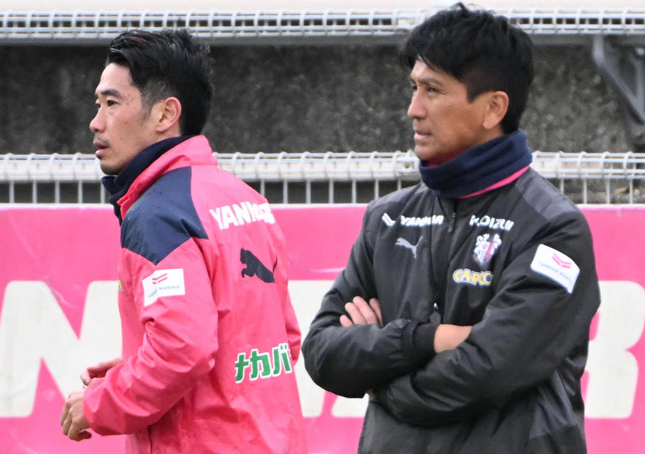 2月7日、練習を見る（右から）小菊監督、香川