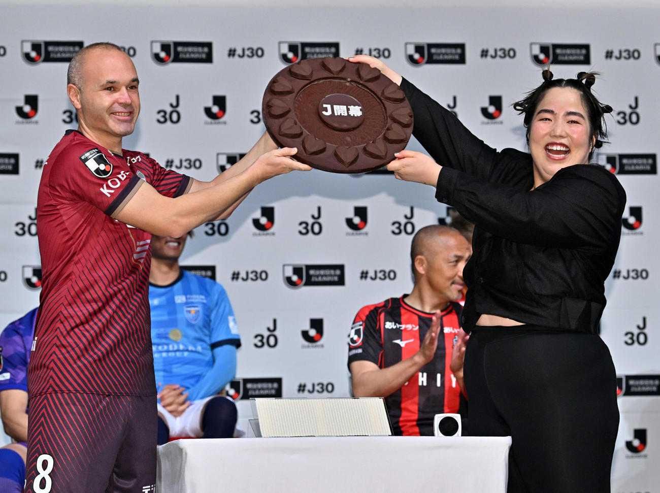 Jリーグキックオフカンファレンスで神戸イニエスタ（左）にチョコレートシャーレをプレゼントするゆりやんレトリィバァ（代表撮影）