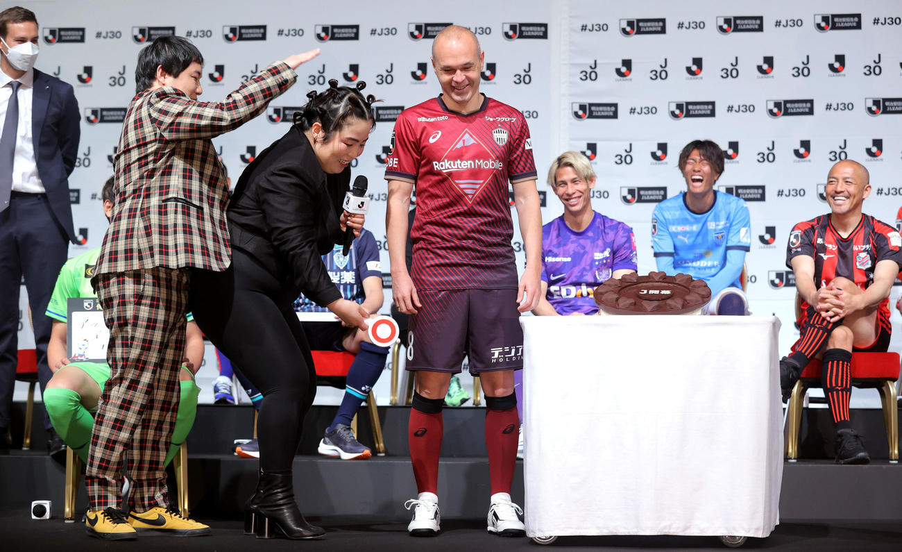 神戸イニエスタ（中央）のボディチェックをするゆりやんレトリィバァ（左隣）。左端は霜降り明星のせいや（代表撮影）