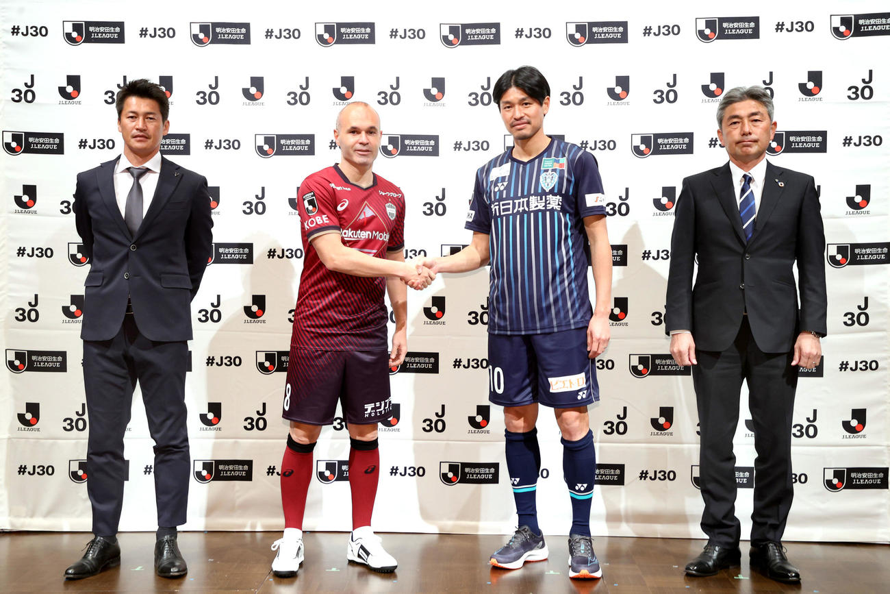 記念撮影に臨む（左から）神戸吉田監督、イニエスタ、福岡城後、長谷部監督（代表撮影）