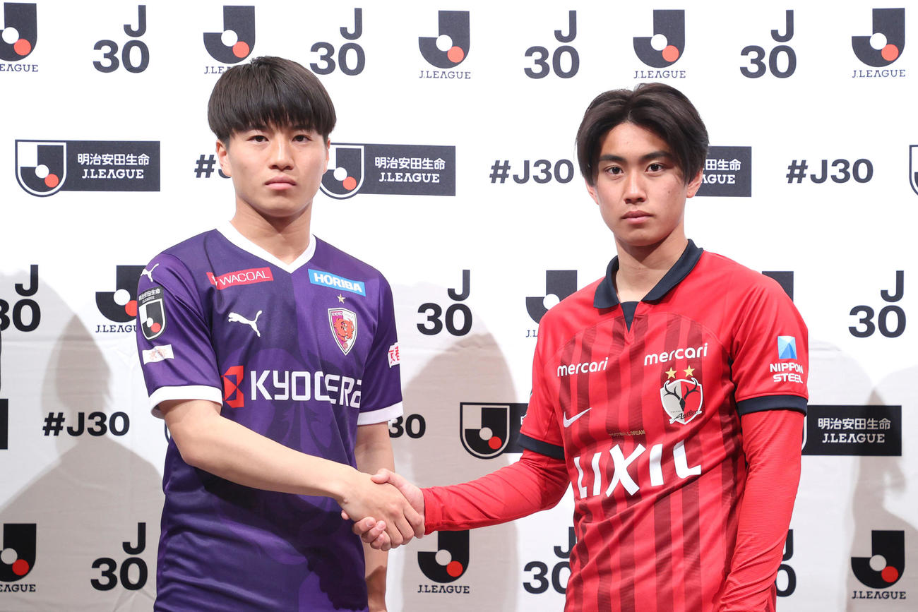 記念撮影に臨む京都川崎（左）と鹿島荒木（代表撮影）