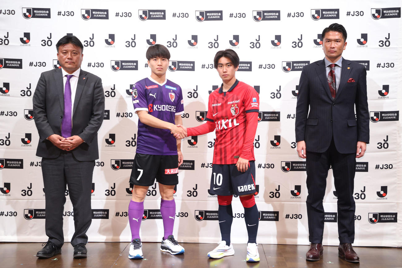記念撮影に臨む（左から）京都曹監督、川崎、鹿島荒木、岩政監督（代表撮影）
