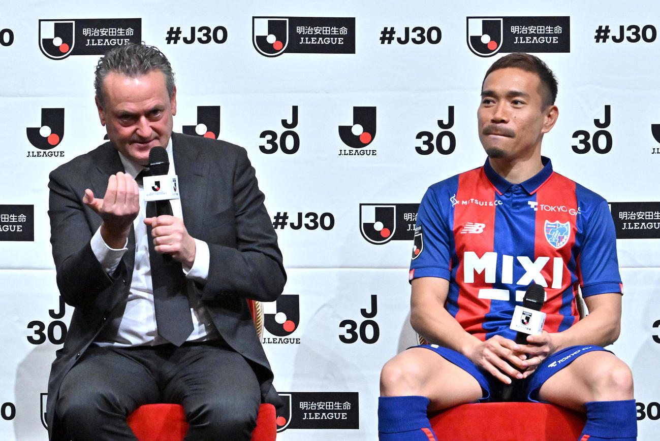 会見で意気込みを語る東京アルベル監督。右は長友（代表撮影）