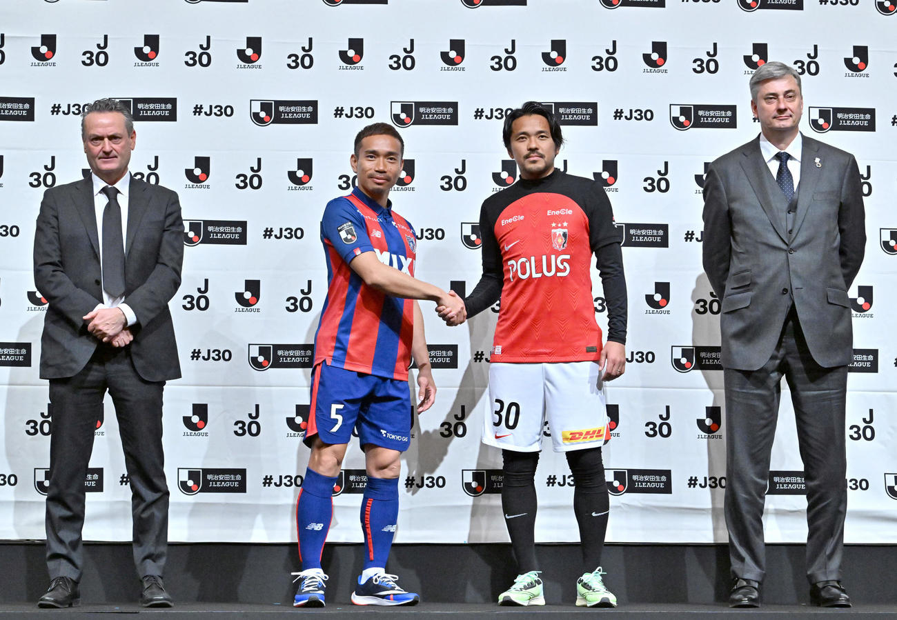 会見に臨む（左から）東京アルベル監督、長友、浦和興梠、スコルジャ監督（代表撮影）