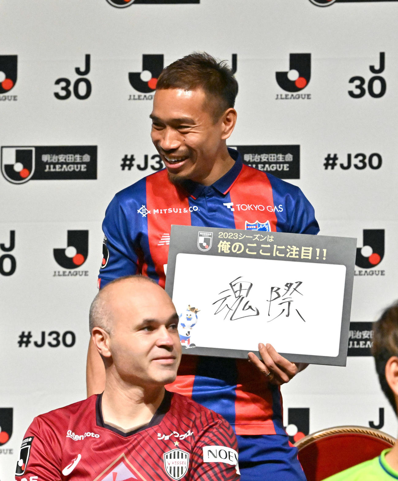 Jリーグキックオフカンファレンスに出演した東京長友。手前は神戸イニエスタ（代表撮影）