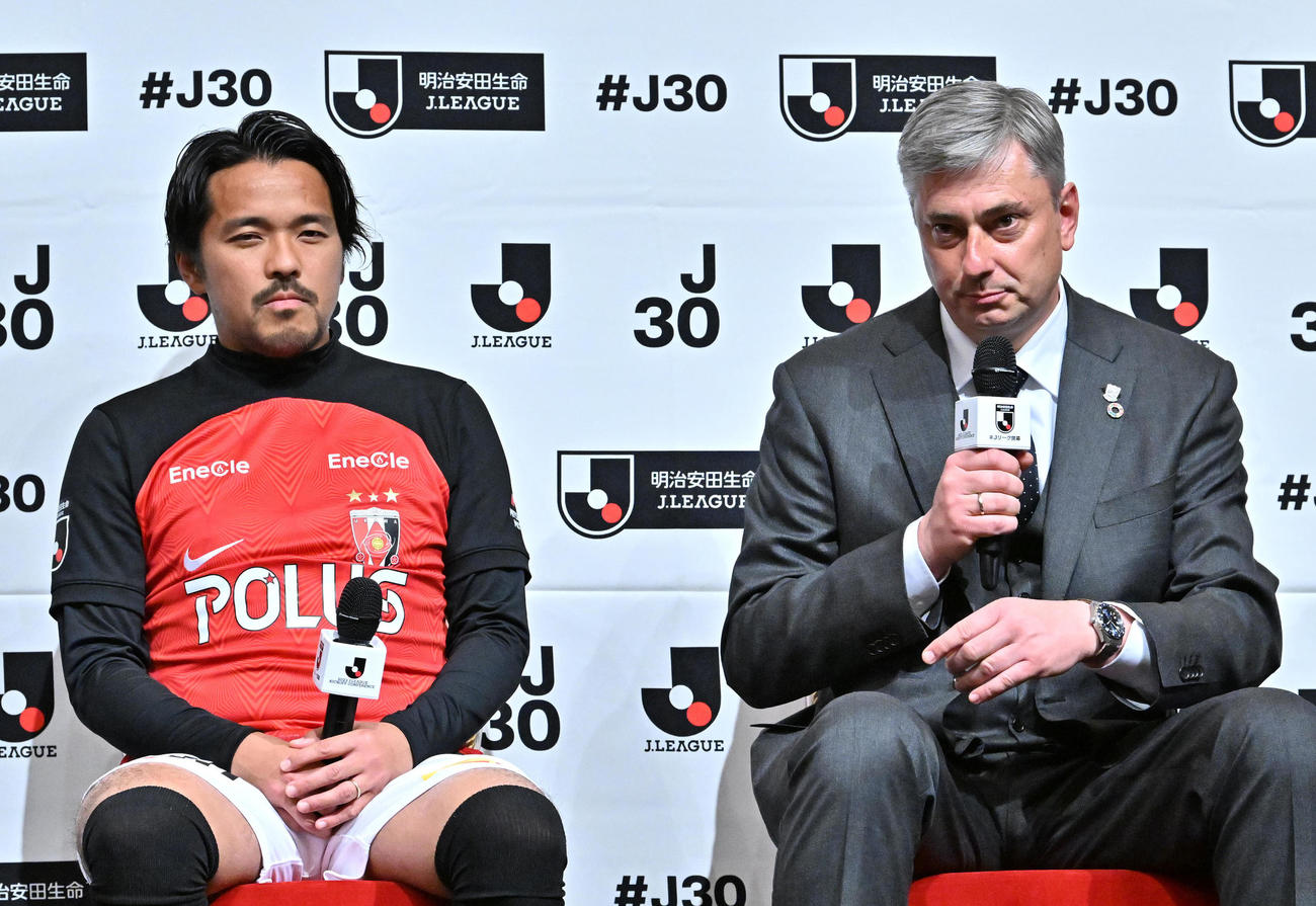 会見で抱負を述べる浦和スコルジャ監督（右）。左は興梠（代表撮影）
