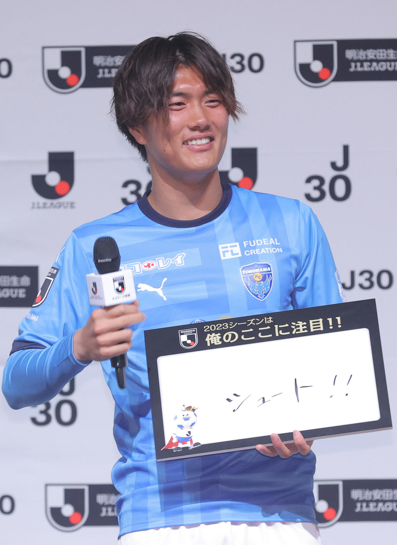 今シーズンの注目ポイントを話す横浜FC小川（代表撮影）