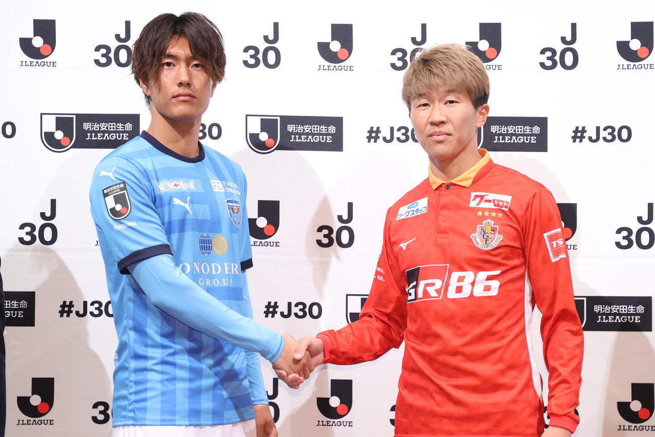 記念撮影に臨む横浜FC小川（左）と名古屋永井（代表撮影）