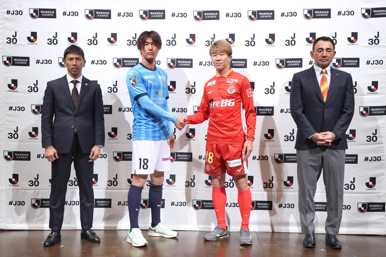 記念撮影に臨む（左から）横浜FC四方田監督、小川、名古屋永井、長谷川監督（代表撮影）