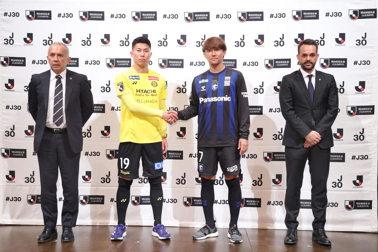 記念撮影に臨む（左から）柏ネルシーニョ監督、細谷、G大阪宇佐美、ポヤトス監督（代表撮影）