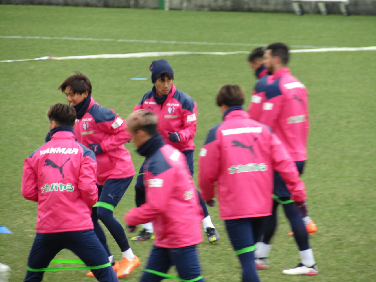 公開練習でともに汗を流したC大阪香川真司（後列中央）と北野颯太（同左）