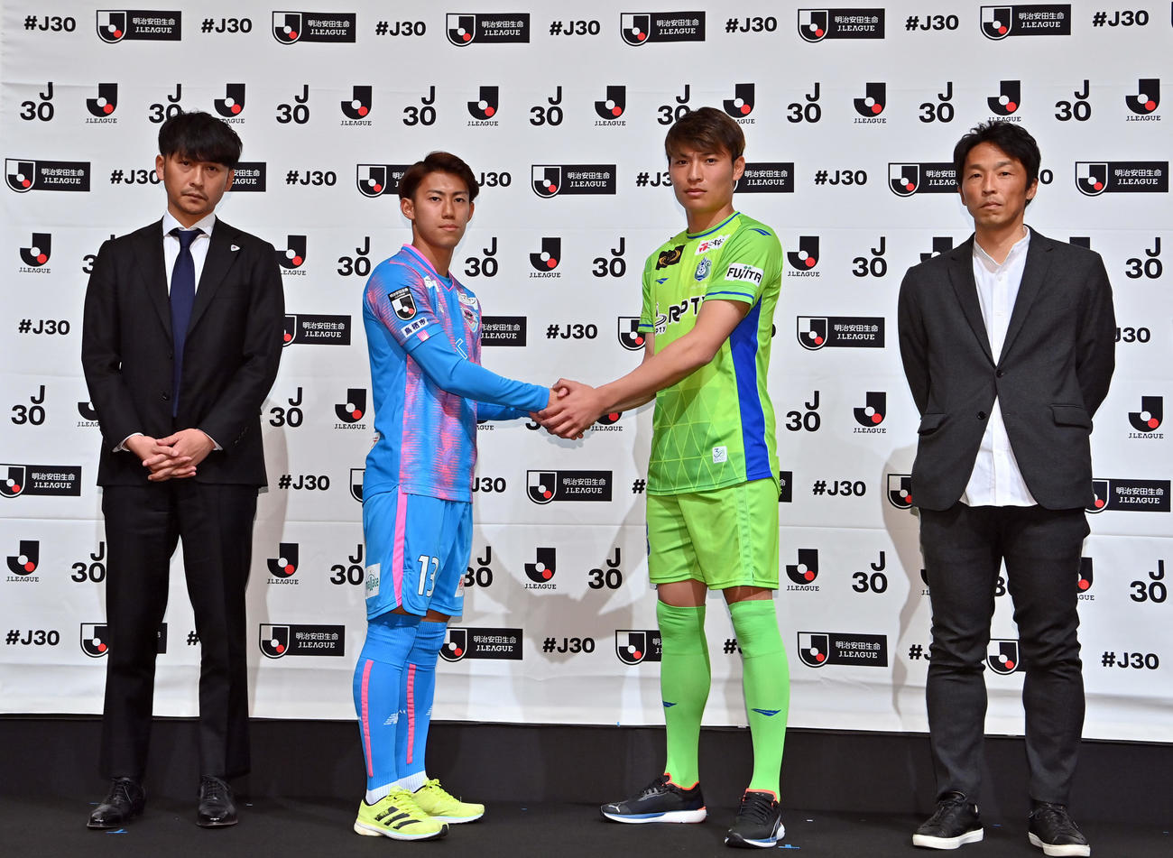 会見に臨む（左から）鳥栖川井監督、中野、湘南町野、山口監督（代表撮影）