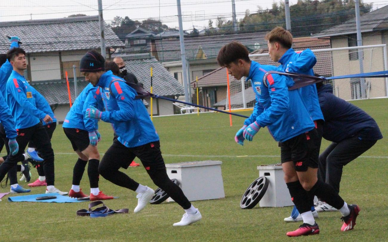 フィジカル強化に励む鳥栖の選手たち（撮影・菊川光一）