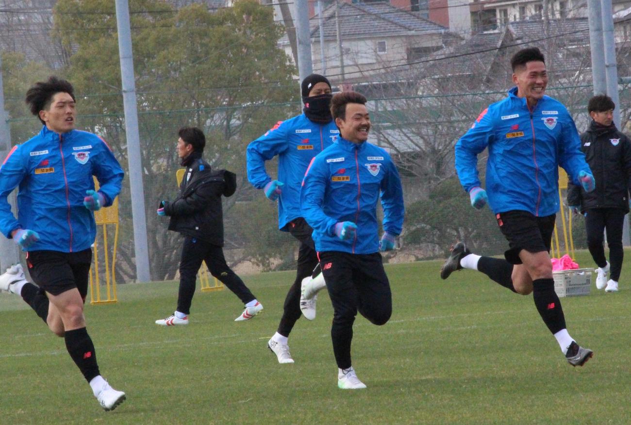ランニングする鳥栖の選手たち（撮影・菊川光一）