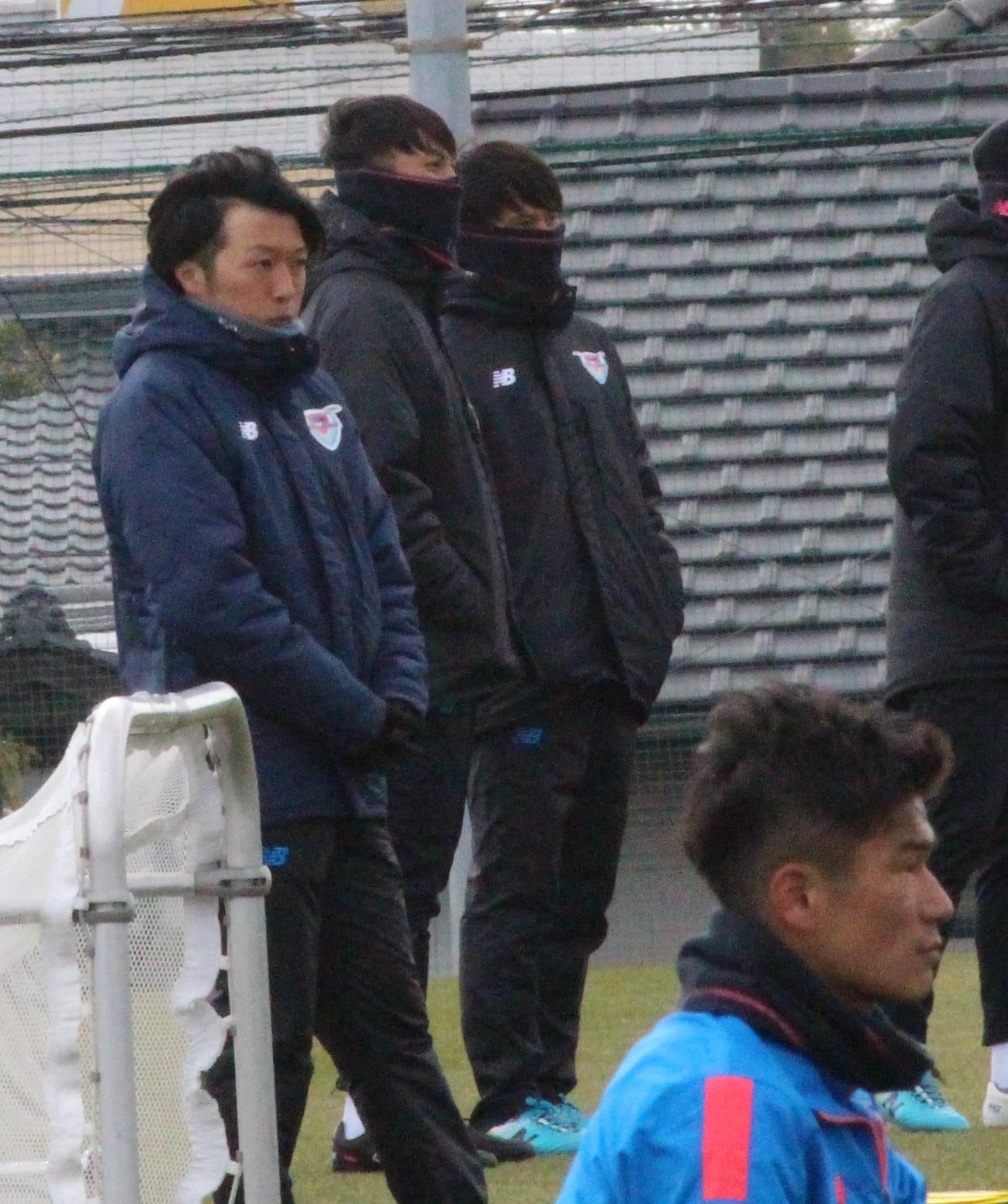 練習を見守る鳥栖の川井健太監督（左から2人目）（撮影・菊川光一）