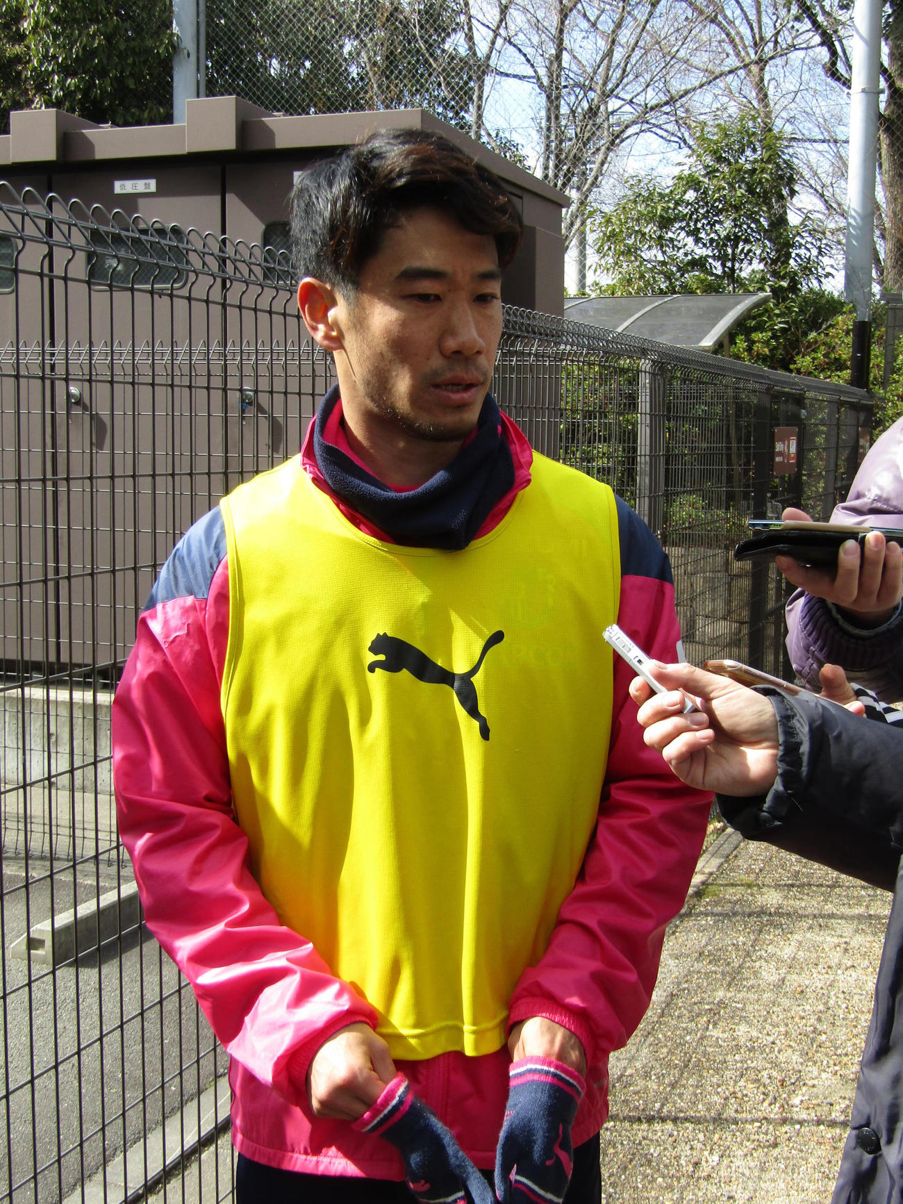 公開練習後に取材に応じるC大阪香川真司