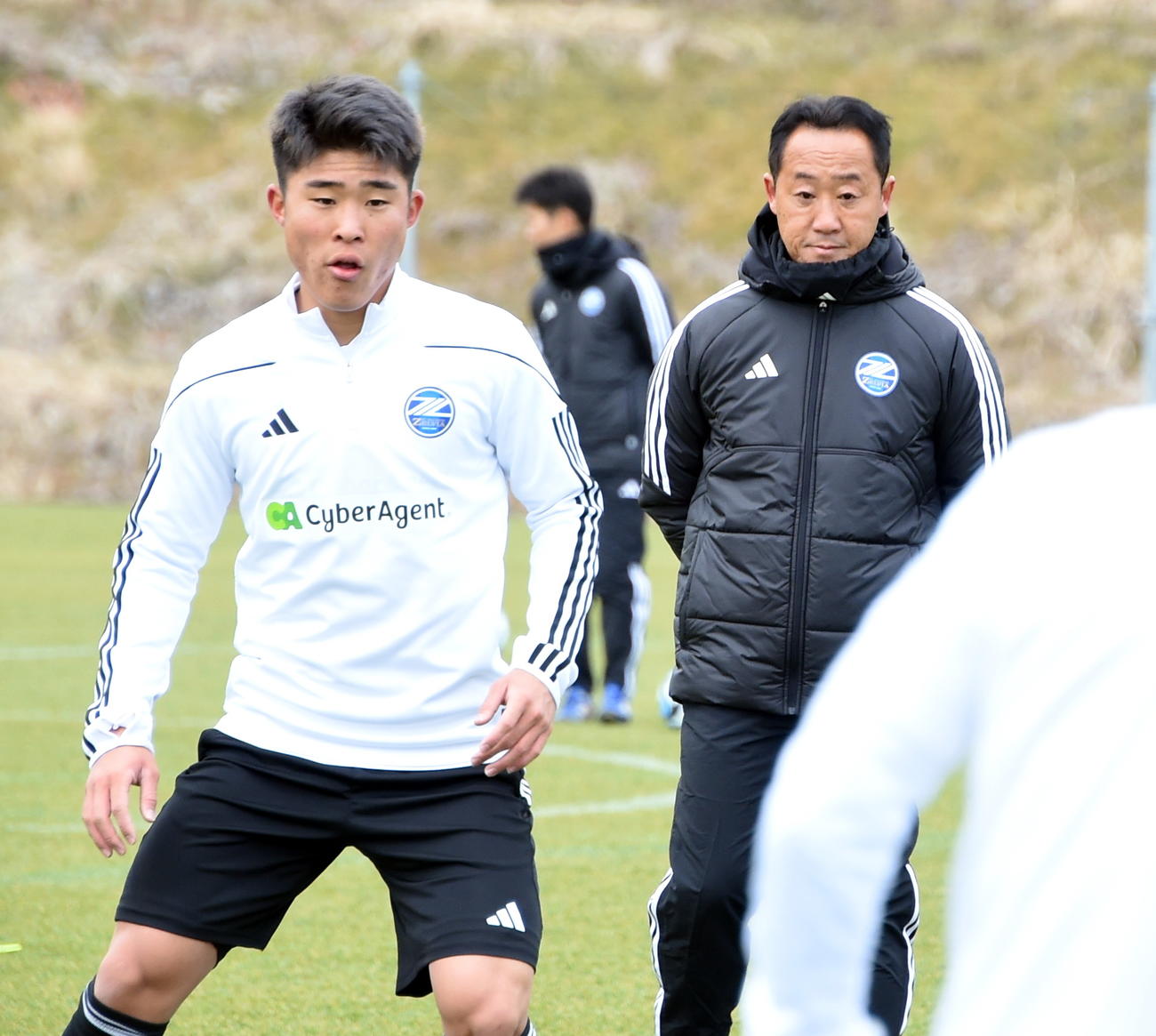 練習を見守る町田・黒田監督（右）とMF宇野（撮影・山田愛斗）