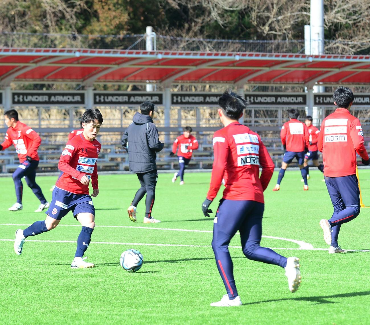 トレーニングで汗を流すDF嵯峨（左）