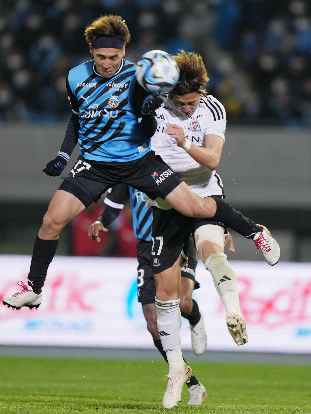 川崎F対横浜　後半、ヘディングシュートを放つ川崎F遠野（左）（撮影・狩俣裕三）