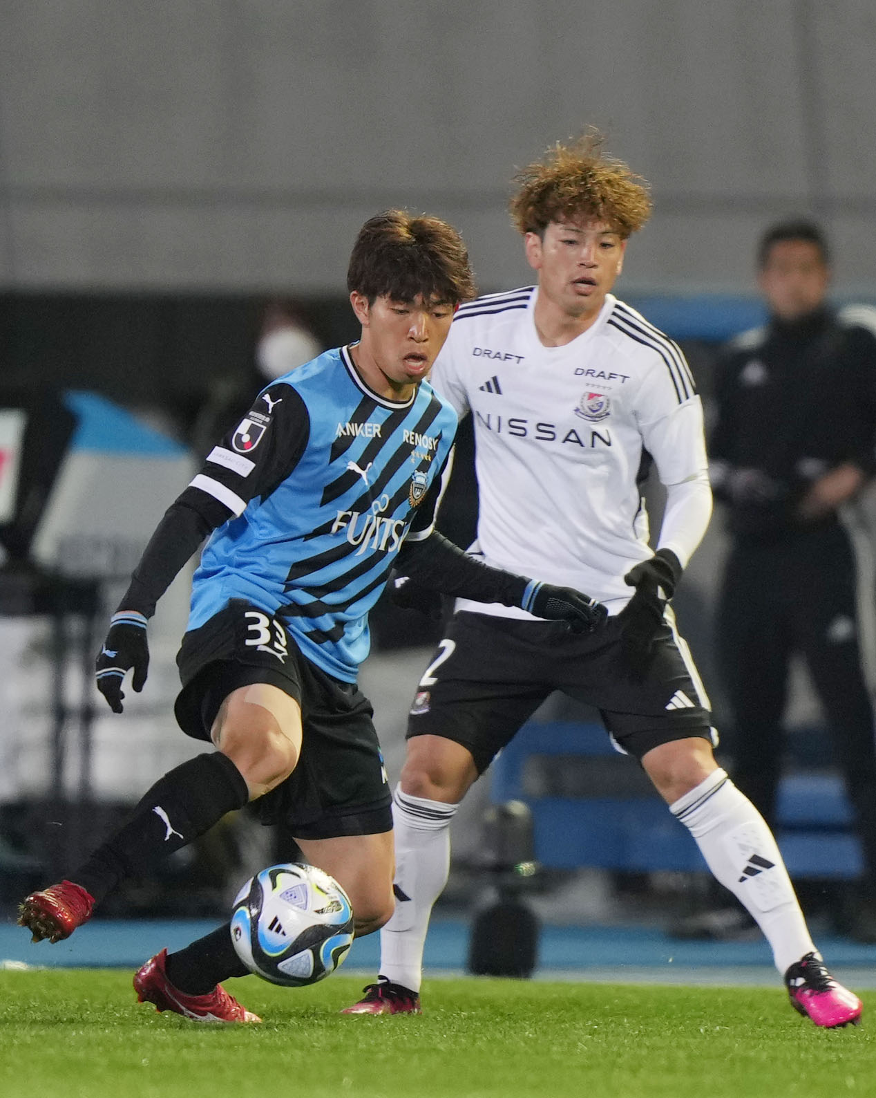 川崎F対横浜　前半、横浜永戸（後方）のマークに合いながらボールをキープする川崎F宮代（撮影・狩俣裕三）