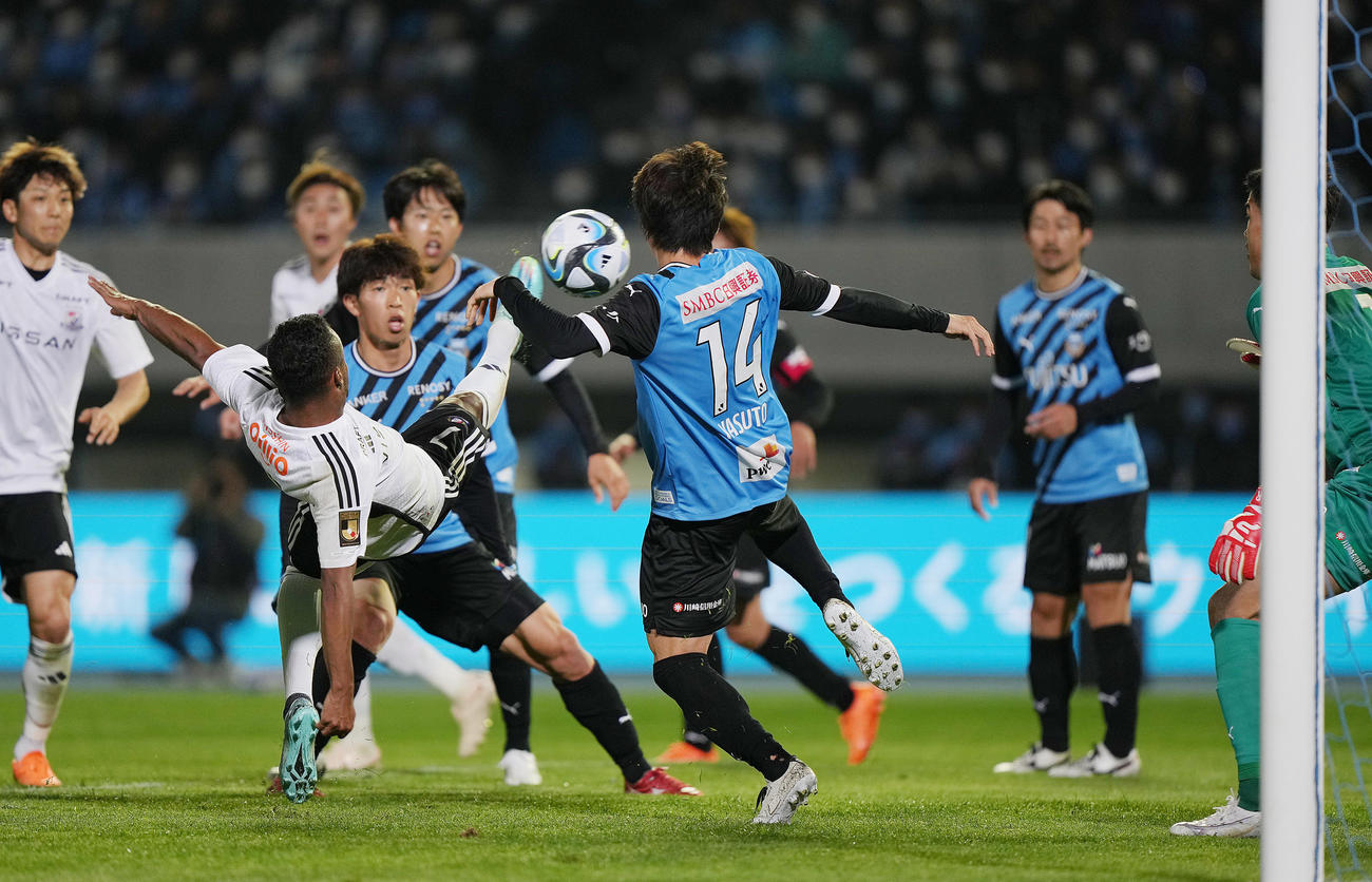 川崎F対横浜　前半、ボレーで追加点を決める横浜エウベル（手前左）（撮影・狩俣裕三）