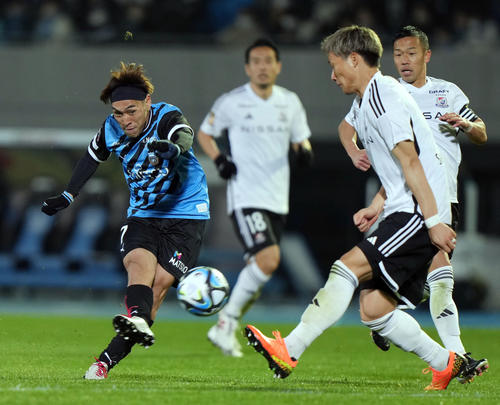 川崎F対横浜　後半、シュートを放つ川崎F遠野（左）（撮影・狩俣裕三）