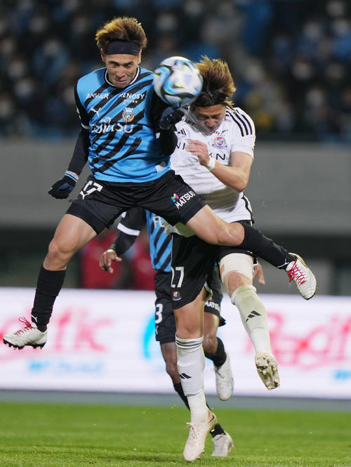 川崎F対横浜　後半、ヘディングシュートを放つ川崎F遠野（左）（撮影・狩俣裕三）