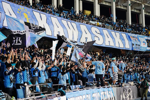 川崎F対横浜　試合前、声を出し、盛り上がる川崎Fサポーター（撮影・狩俣裕三）