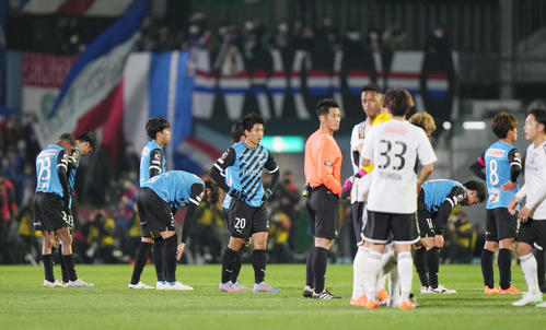 川崎F対横浜　試合後、肩を落とす川崎Fイレブン（撮影・狩俣裕三）