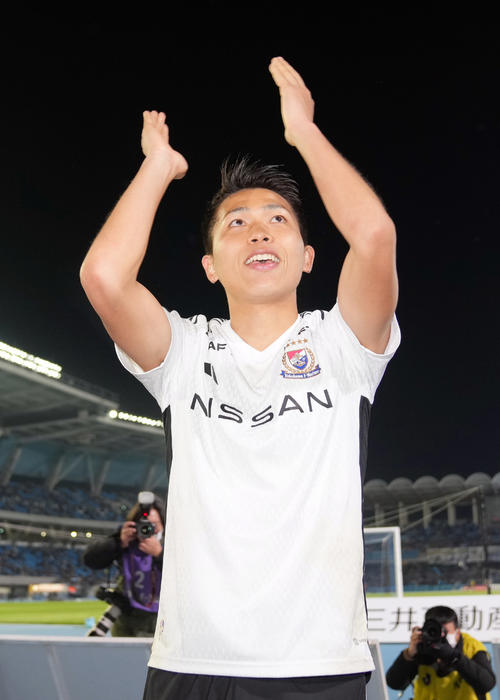 川崎F対横浜　サポーターと開幕戦勝利を喜び合う横浜西村（撮影・狩俣裕三）