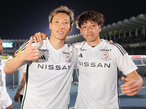 川崎F対横浜　試合後、開幕戦勝利を喜び合う横浜の畠中（左）と角田（撮影・狩俣裕三）