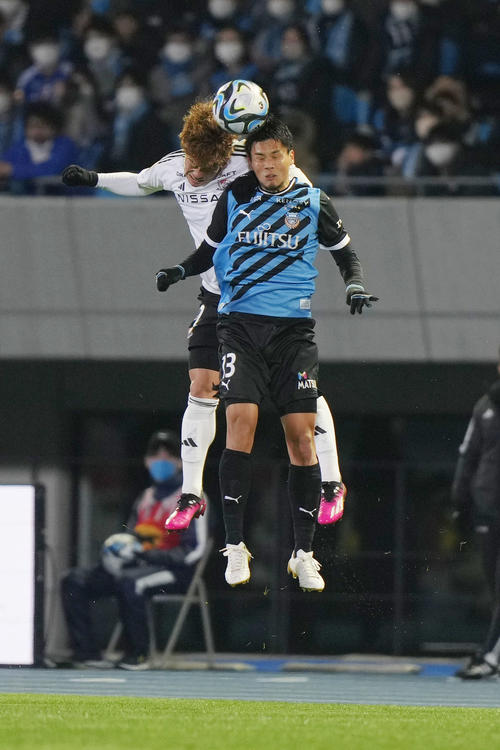 川崎F対横浜　前半、横浜永戸（左）と競り合う川崎F山根（撮影・狩俣裕三）