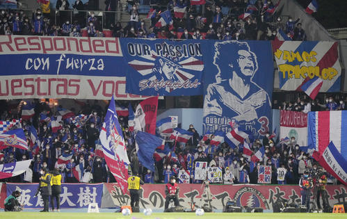川崎F対横浜　試合前、盛り上がる横浜サポーター（撮影・狩俣裕三）