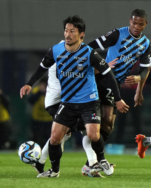 川崎F対横浜　前半、ボールをキープする川崎F家長（撮影・狩俣裕三）