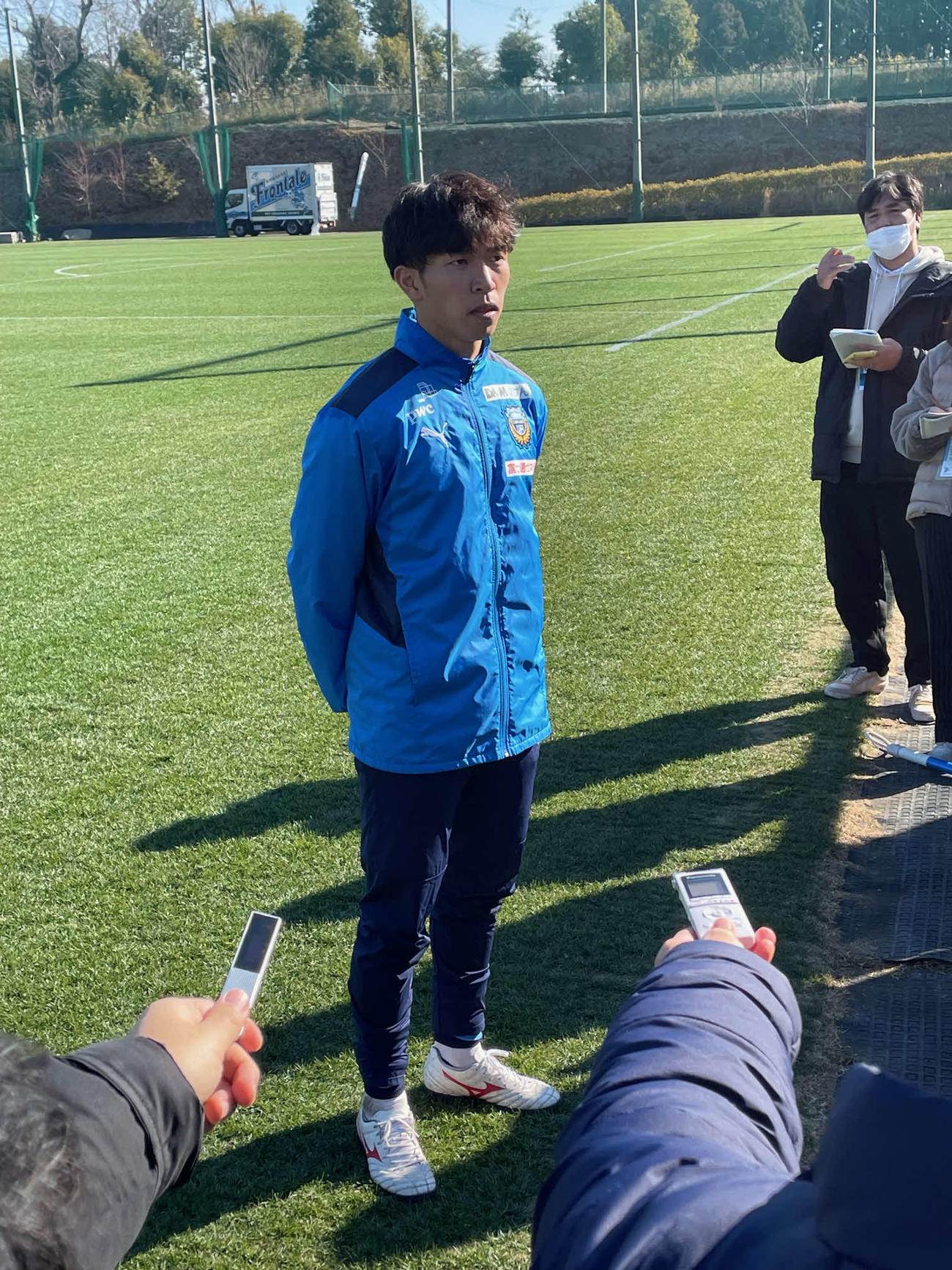 期限付き移籍を経て、3年ぶりに川崎Fに復帰し、囲み取材を受けるFW宮代