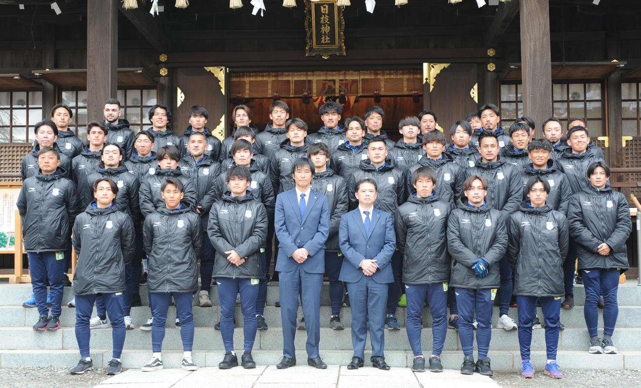 沼津市の日枝神社で必勝祈願を行ったJ3沼津の選手と関係者ら　　